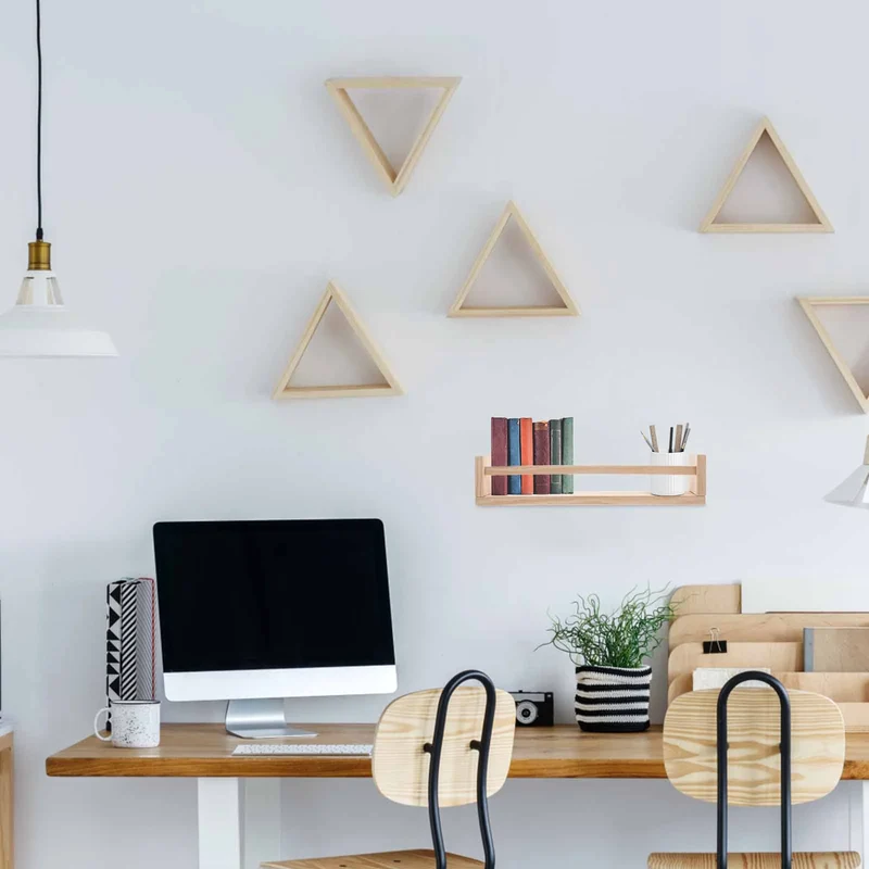 Etagère murale en bois clair avec rebord