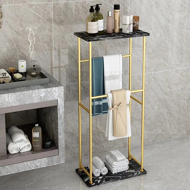 Porte serviette sur pieds en métal doré avec étagère