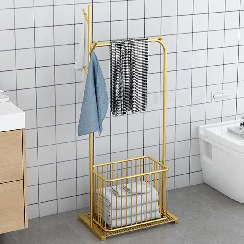 Porte serviette sur pieds en métal doré avec étagère