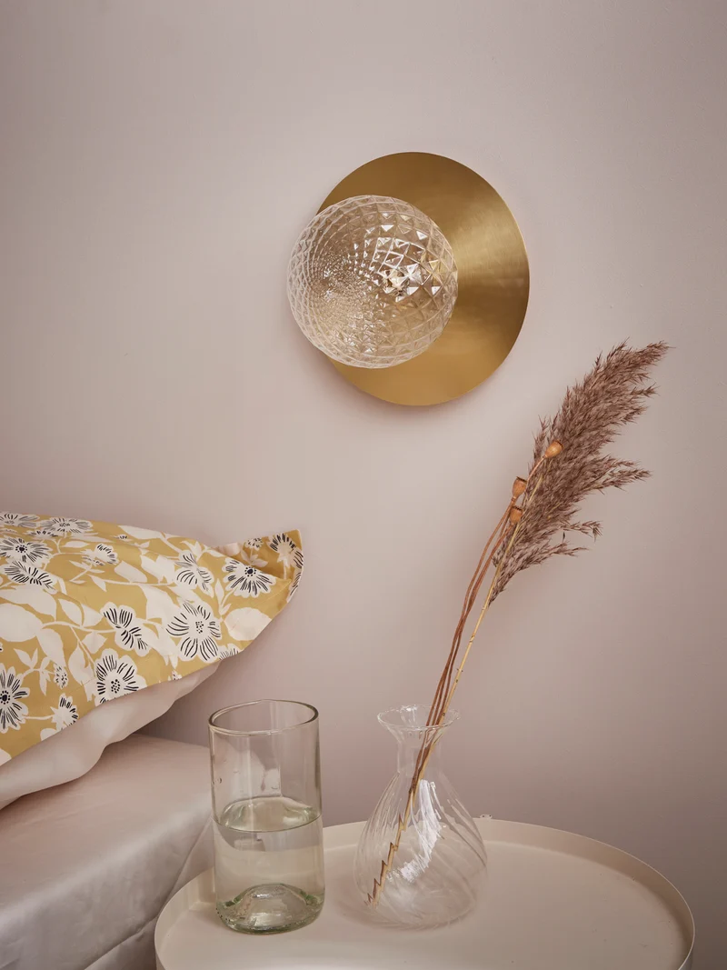 Applique globe et métal