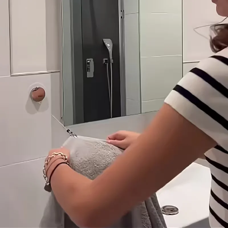 Porte-serviette adhésif rétractable