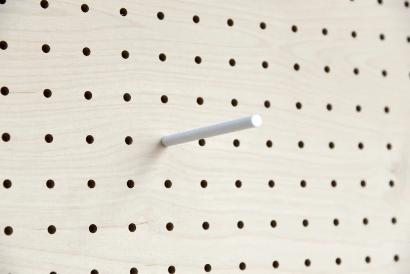 Goupille colorée pour pegboard – tige inox gainée pour panneau perforé