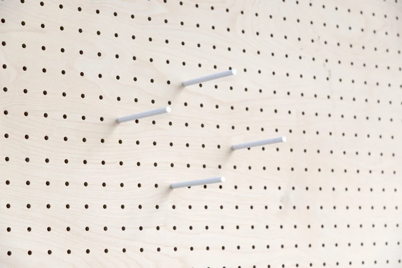 Goupille colorée pour pegboard – tige inox gainée pour panneau perforé