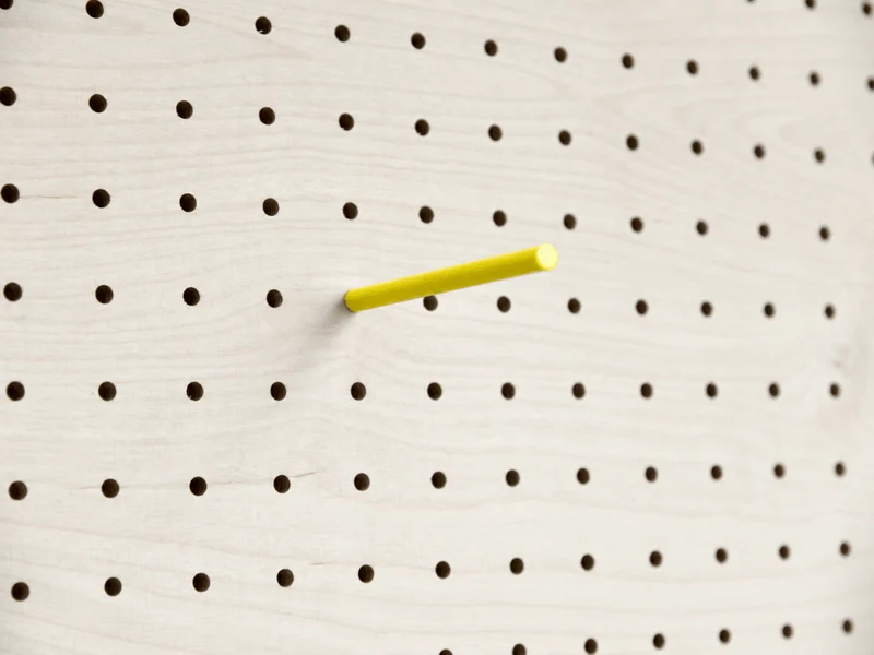 Goupille colorée pour pegboard – tige inox gainée pour panneau perforé