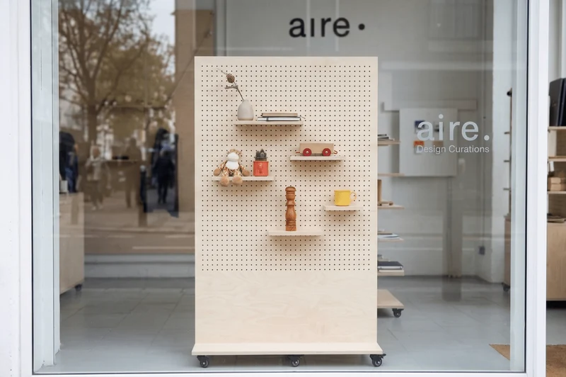 Présentoir pegboard double face sur mesure – vitrine mobile retail sur roulettes
