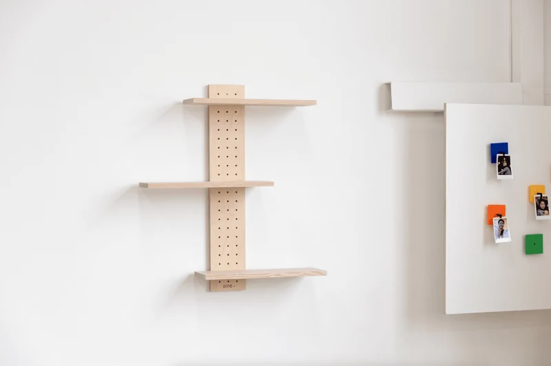 Pegboard vertical 12x69 cm + 3 tablettes frêne – étagère murale panneau perforé