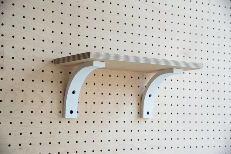 Étagère murale avec équerre pour pegboard – tablette en bois panneau perforé