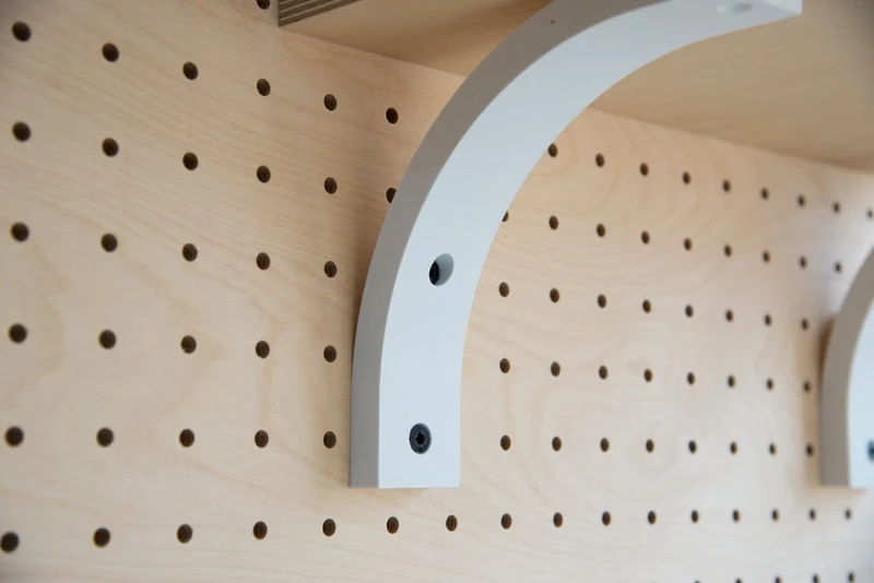 Étagère murale avec équerre pour pegboard – tablette en bois panneau perforé