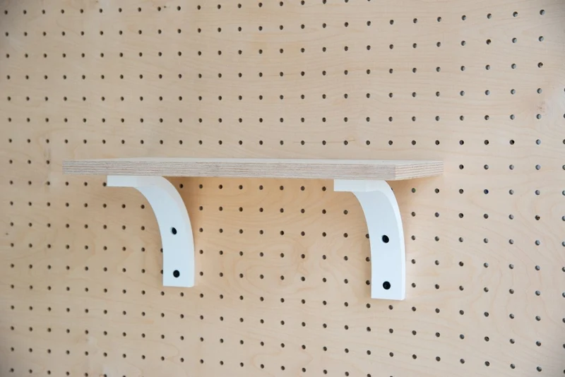 Étagère murale avec équerre pour pegboard – tablette en bois panneau perforé