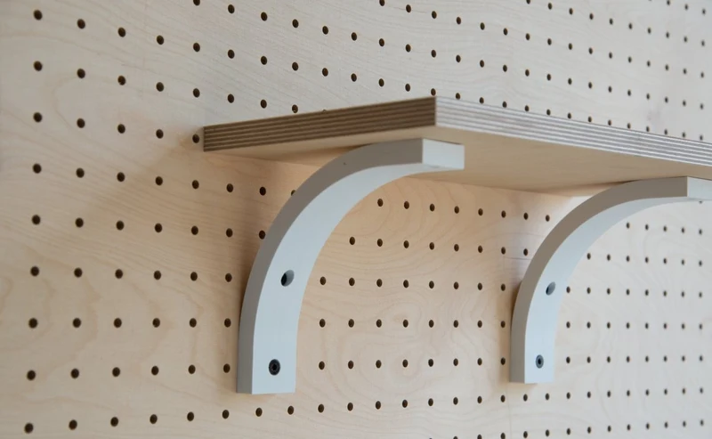 Étagère murale avec équerre pour pegboard – tablette en bois panneau perforé