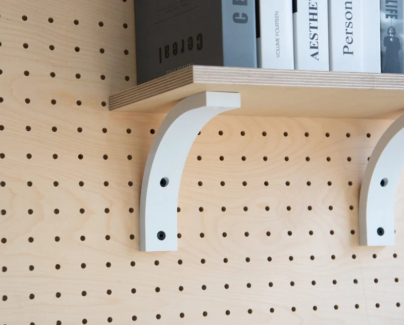 Étagère murale avec équerre pour pegboard – tablette en bois panneau perforé