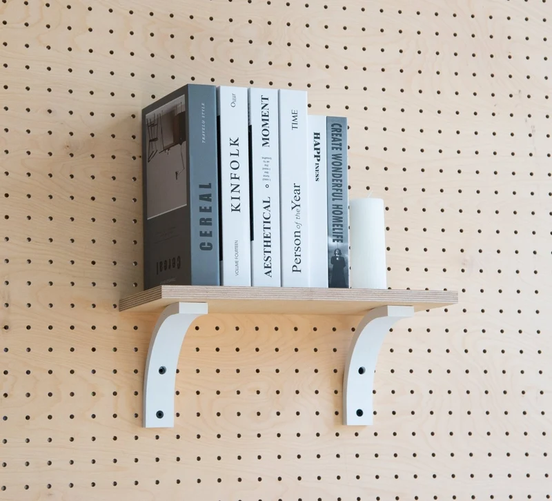 Étagère murale avec équerre pour pegboard – tablette en bois panneau perforé