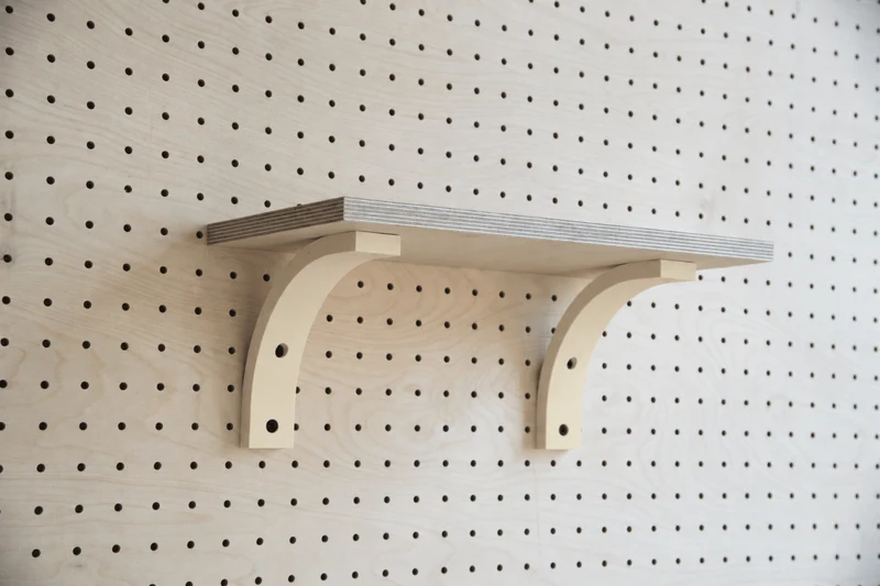 Étagère murale avec équerre pour pegboard – tablette en bois panneau perforé
