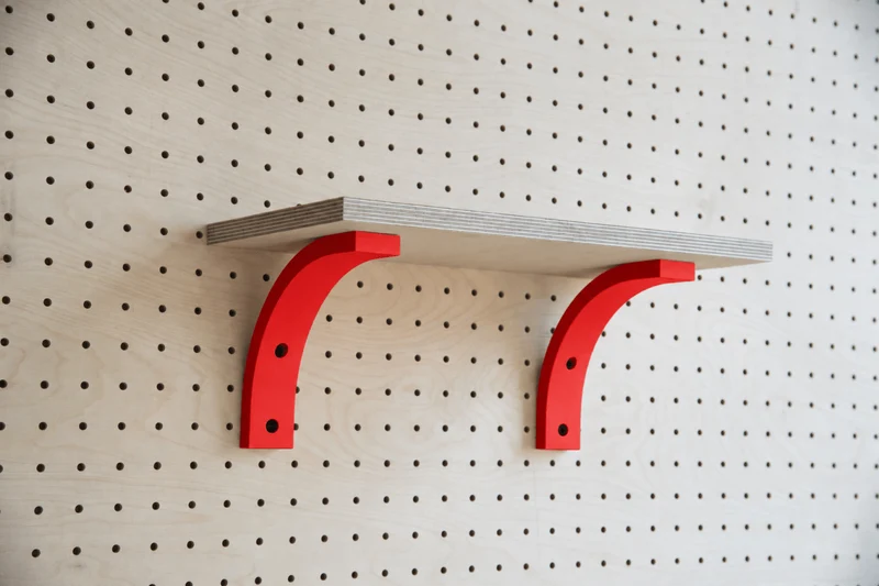Étagère murale avec équerre pour pegboard – tablette en bois panneau perforé