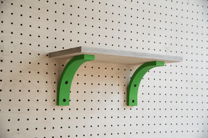 Étagère murale avec équerre pour pegboard – tablette en bois panneau perforé