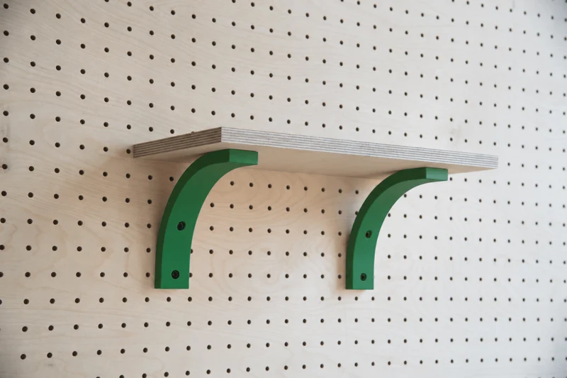 Étagère murale avec équerre pour pegboard – tablette en bois panneau perforé