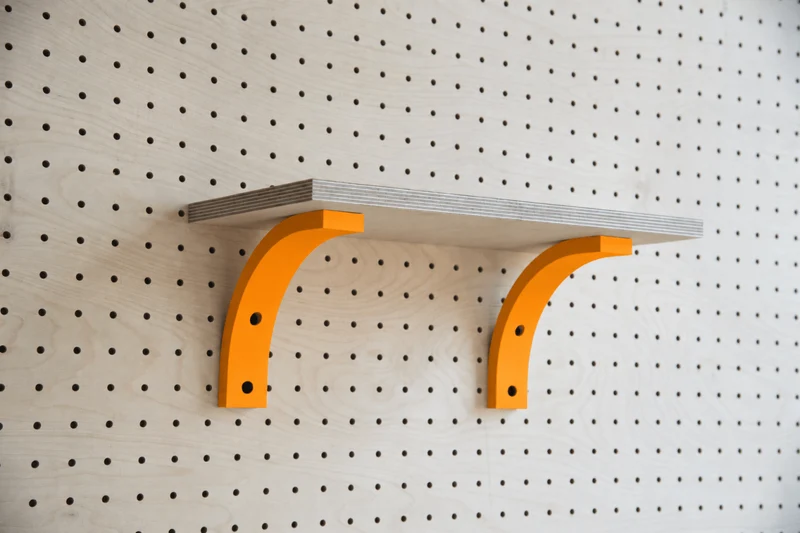 Étagère murale avec équerre pour pegboard – tablette en bois panneau perforé