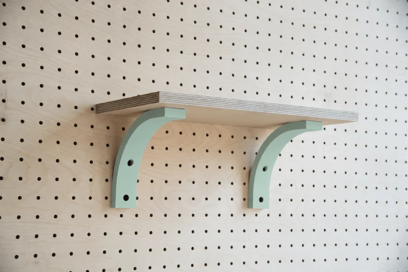 Étagère murale avec équerre pour pegboard – tablette en bois panneau perforé