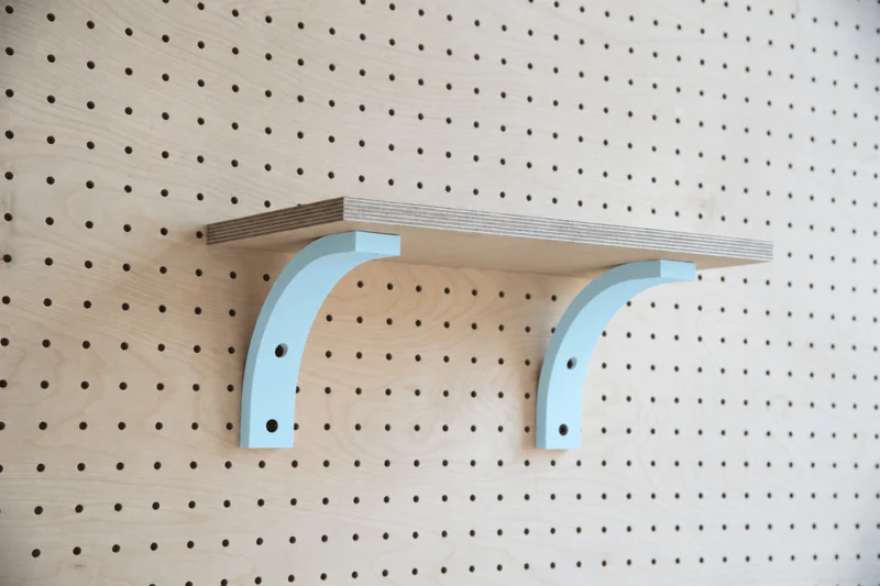 Étagère murale avec équerre pour pegboard – tablette en bois panneau perforé