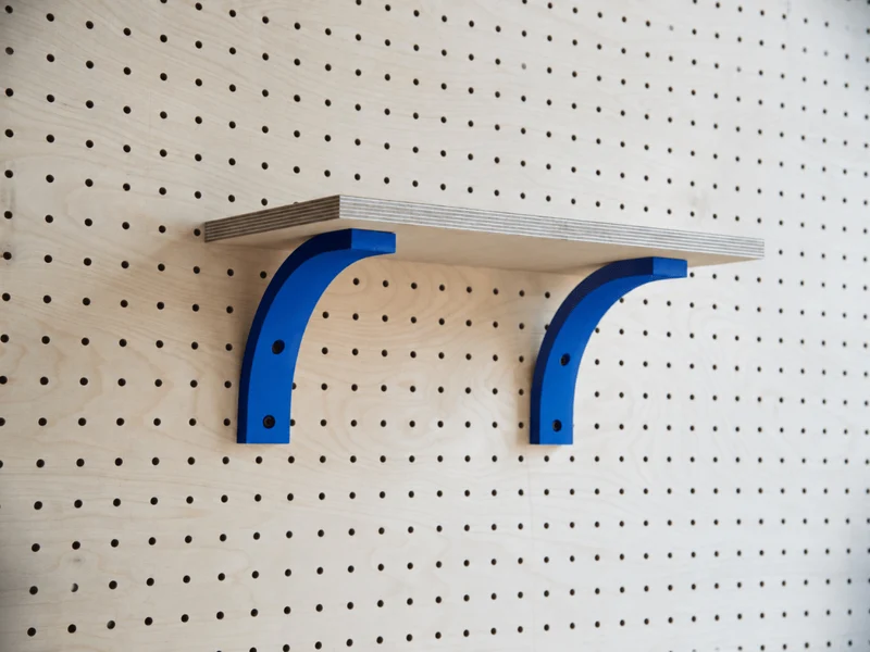 Étagère murale avec équerre pour pegboard – tablette en bois panneau perforé