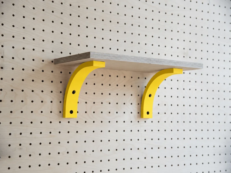Étagère murale avec équerre pour pegboard – tablette en bois panneau perforé