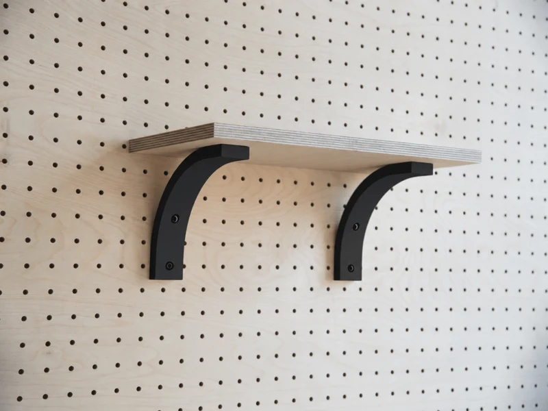Étagère murale avec équerre pour pegboard – tablette en bois panneau perforé