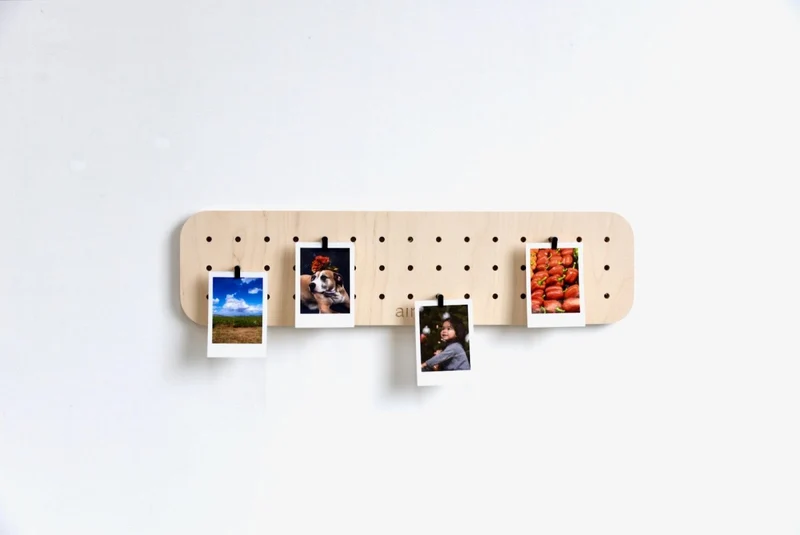Pegboard porte-photos 48x12 cm – panneau perforé mural avec 5 pinces