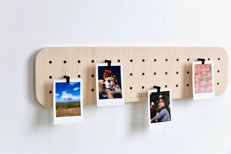 Pegboard porte-photos 48x12 cm – panneau perforé mural avec 5 pinces