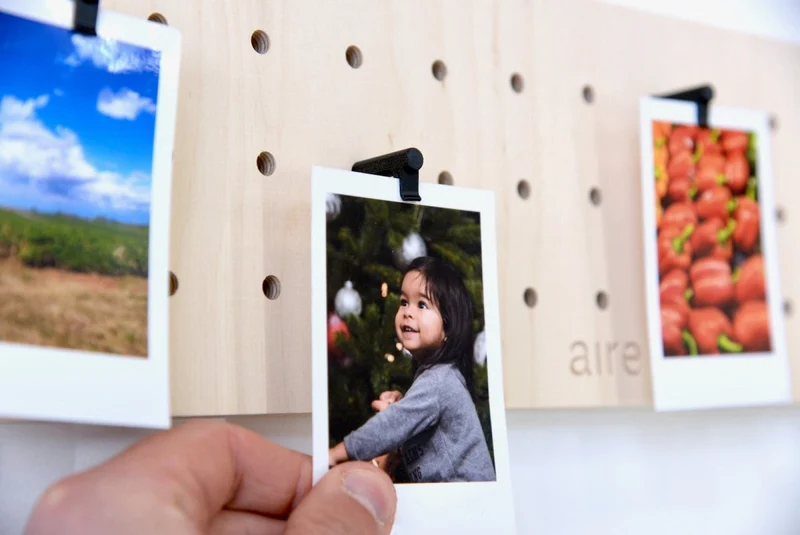 Pegboard porte-photos 48x12 cm – panneau perforé mural avec 5 pinces