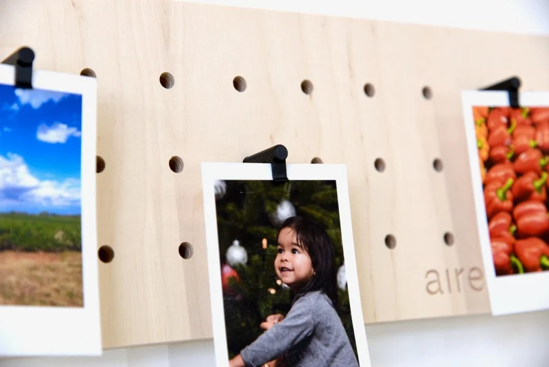 Pegboard porte-photos 48x12 cm – panneau perforé mural avec 5 pinces