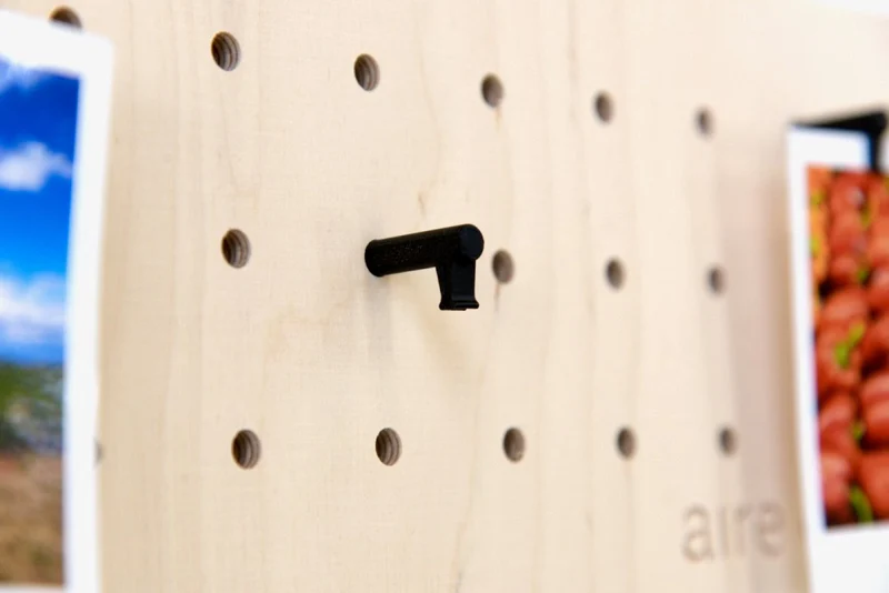 Pegboard porte-photos 48x12 cm – panneau perforé mural avec 5 pinces