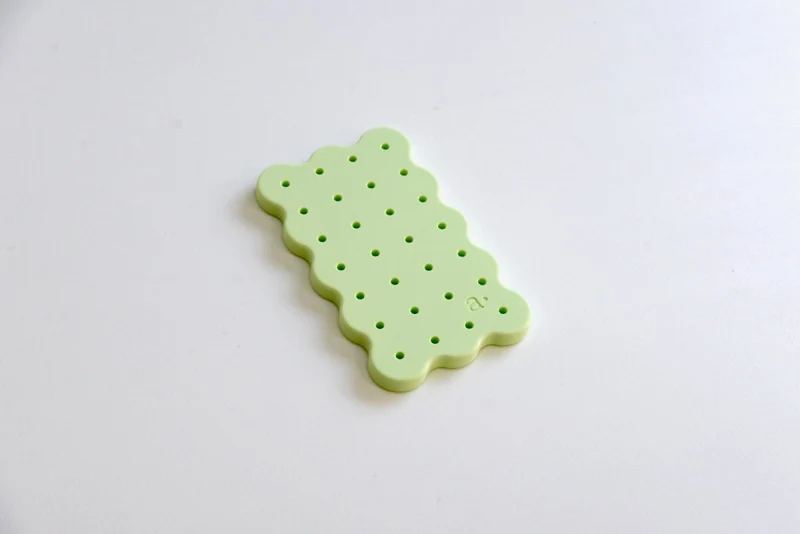 Mini pegboard adhésif arrondi – panneau perforé plastique biosourcé (lot)