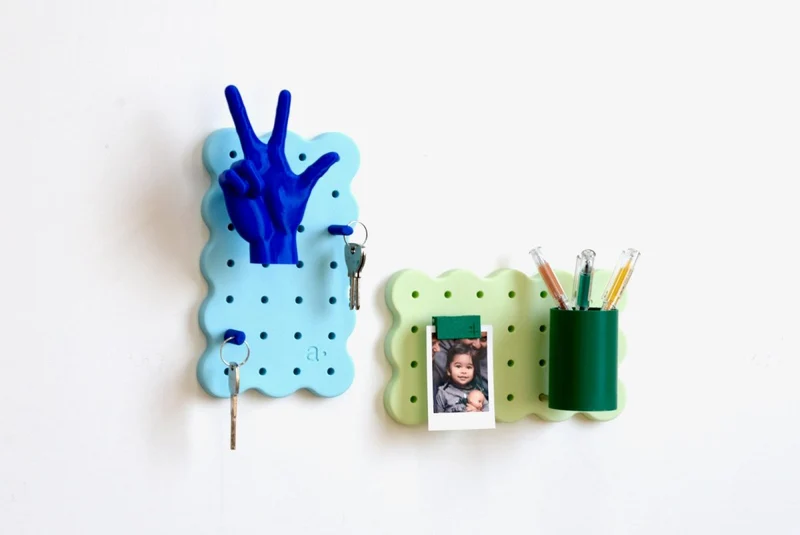 Mini pegboard adhésif arrondi – panneau perforé plastique biosourcé (lot)