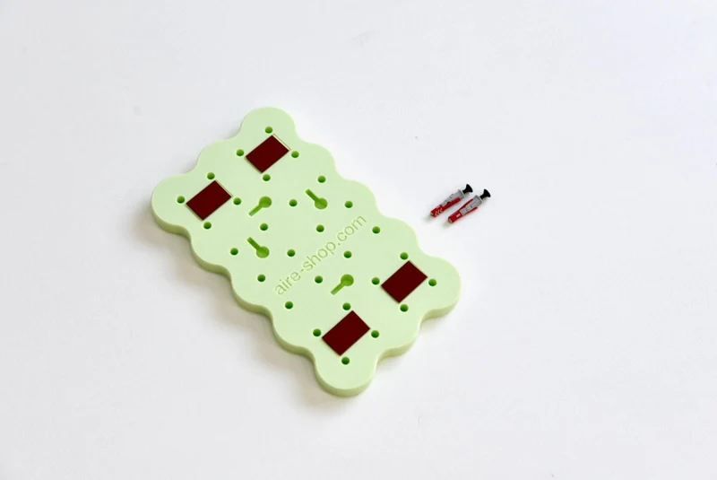 Mini pegboard adhésif arrondi – panneau perforé plastique biosourcé (lot)