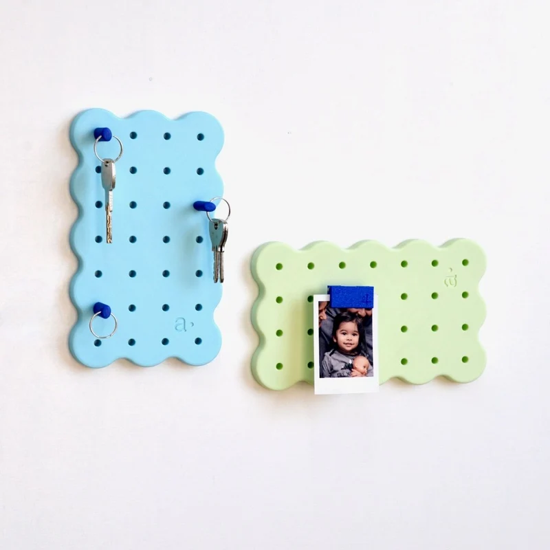 Mini pegboard adhésif arrondi – panneau perforé plastique biosourcé (lot)