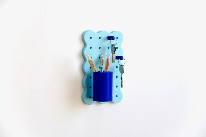 Mini pegboard adhésif arrondi – panneau perforé plastique biosourcé (lot)