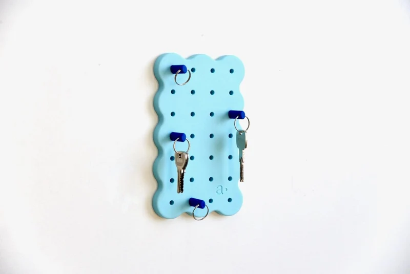 Mini pegboard adhésif arrondi – panneau perforé plastique biosourcé (lot)