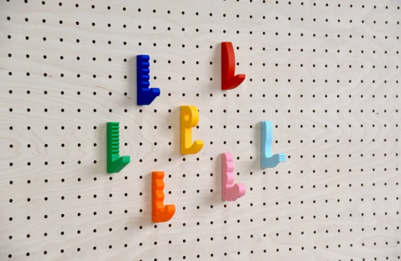 Patère Crazy Hook – crochet mural coloré pour pegboard et panneau perforé