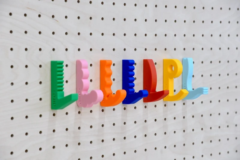 Patère Crazy Hook – crochet mural coloré pour pegboard et panneau perforé