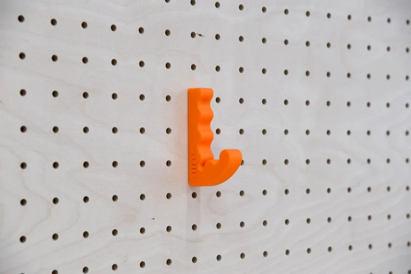 Patère Crazy Hook – crochet mural coloré pour pegboard et panneau perforé