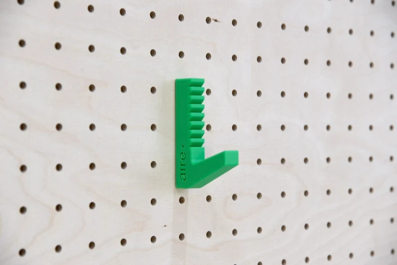 Patère Crazy Hook – crochet mural coloré pour pegboard et panneau perforé