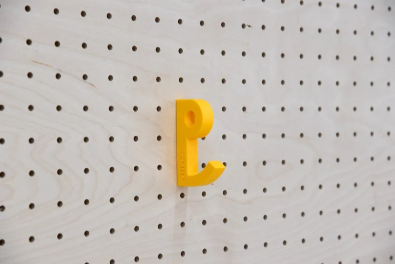 Patère Crazy Hook – crochet mural coloré pour pegboard et panneau perforé