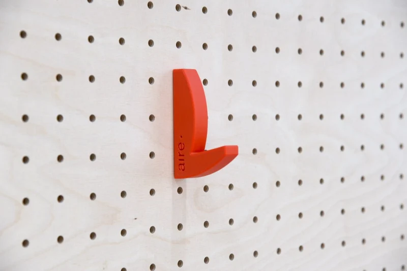 Patère Crazy Hook – crochet mural coloré pour pegboard et panneau perforé