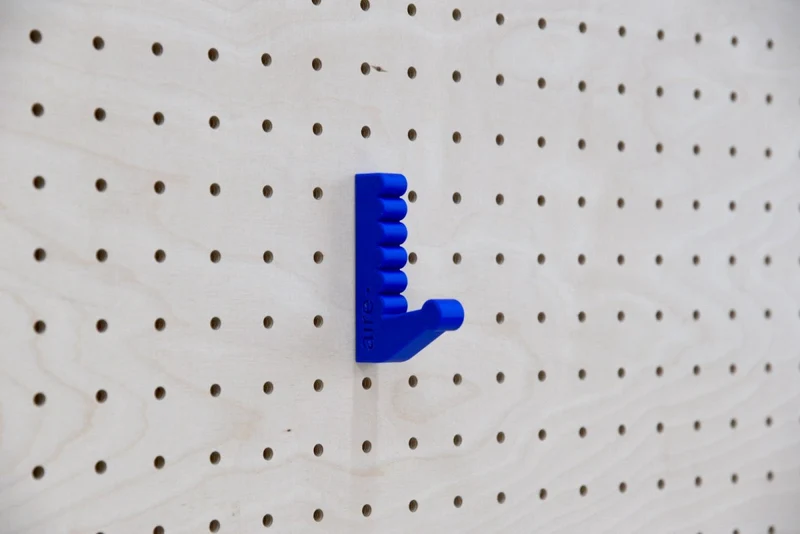 Patère Crazy Hook – crochet mural coloré pour pegboard et panneau perforé
