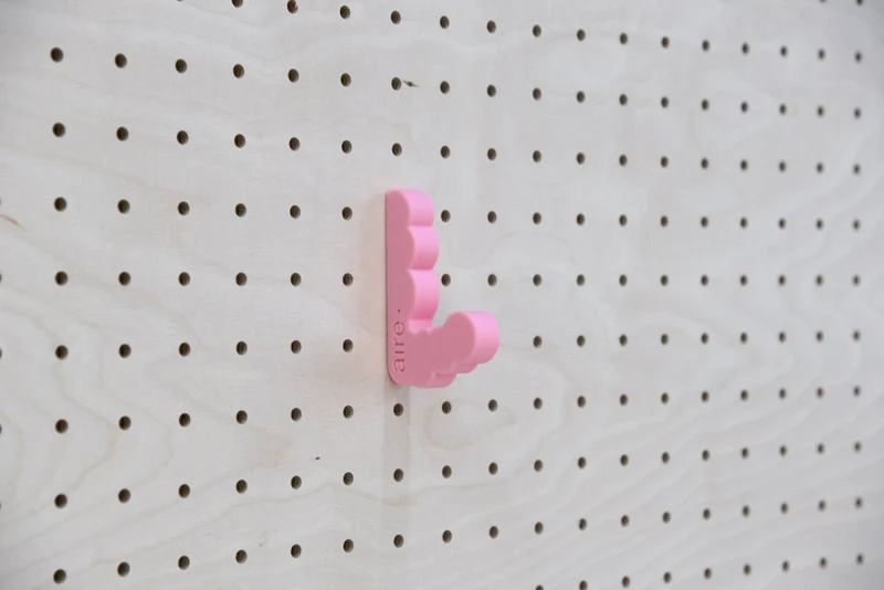 Patère Crazy Hook – crochet mural coloré pour pegboard et panneau perforé