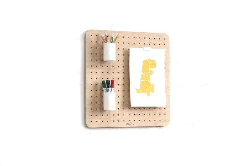 Pegboard cadeau de Noël enfant Artiste – panneau perforé + accessoires créatifs