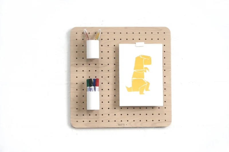 Pegboard cadeau de Noël enfant Artiste – panneau perforé + accessoires créatifs