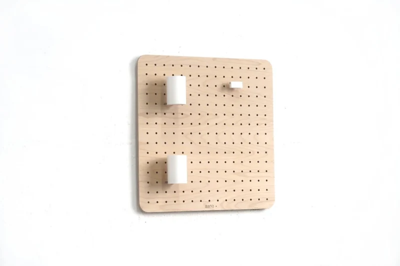 Pegboard cadeau de Noël enfant Artiste – panneau perforé + accessoires créatifs