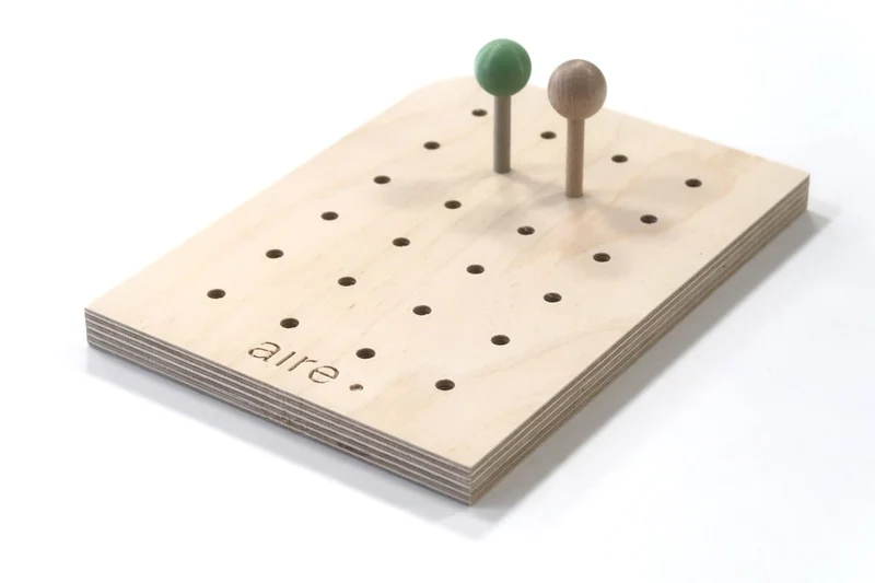 Échantillon pegboard – panneau perforé miniature en bois