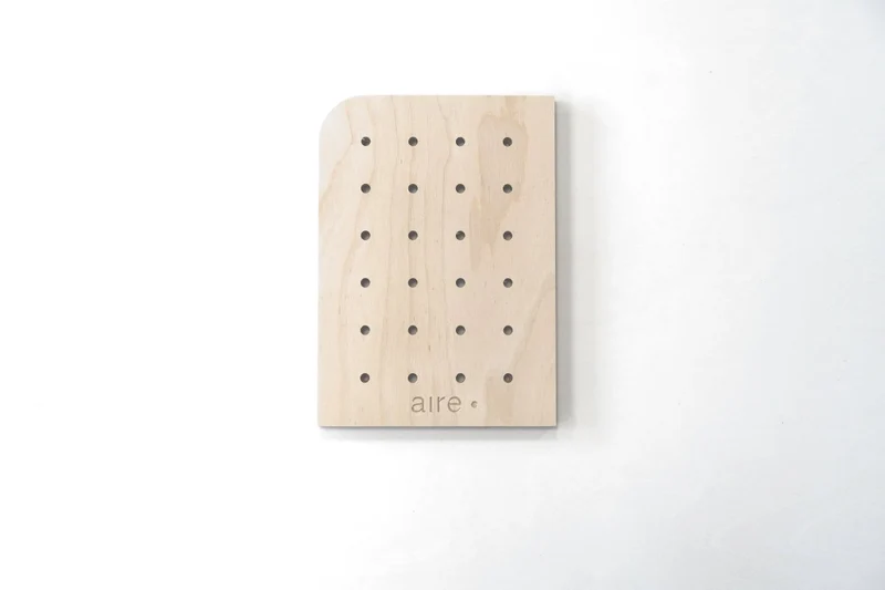 Échantillon pegboard – panneau perforé miniature en bois